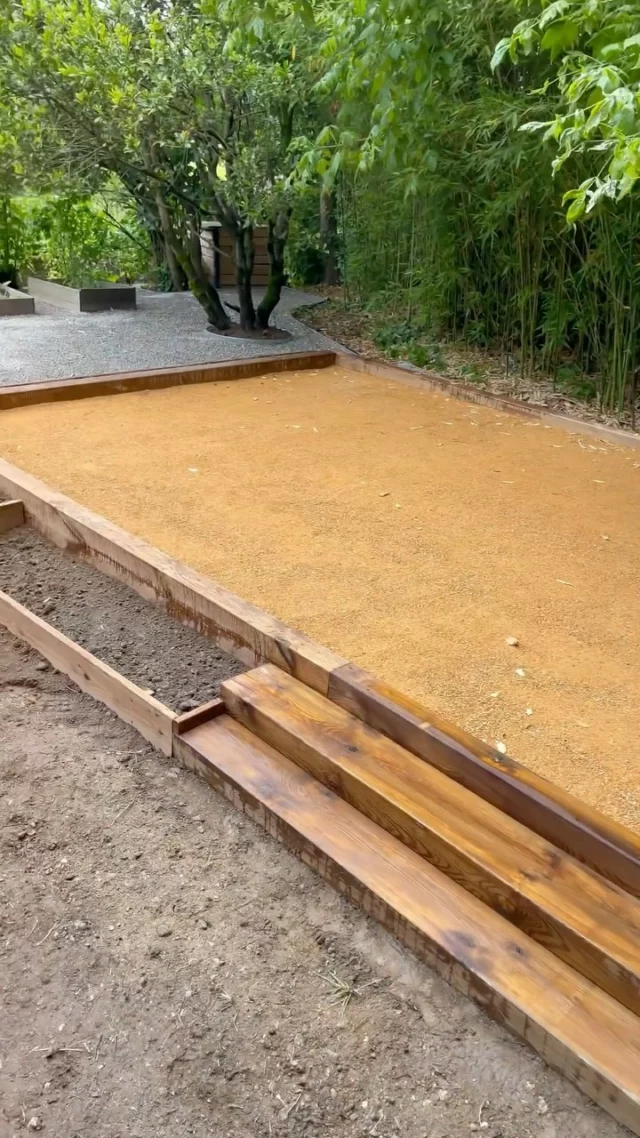 Détails du projet ⬇️

1️⃣ Création d’un espace dédié au potager + composteur entièrement gravillonné pour limiter un maximum la repousse des mauvaises herbes et la boue. Utilisation pour délimiter le périmètre de bordure plane en acier galvanisé de chez @echovertrhonealpes

2️⃣ Création d’un terrain de pétanque tout en rattrapant la pente et en intégrant autour un espace jardinières sur-mesures 🤌

#franckplanetpaysage #paysagistelyon #paysagiste #landscapers_of_instagram #landscapersofinstagram #amenagementexterieur #landscaperslife #amenagementpaysager #terraindepetanque #jardinpotager