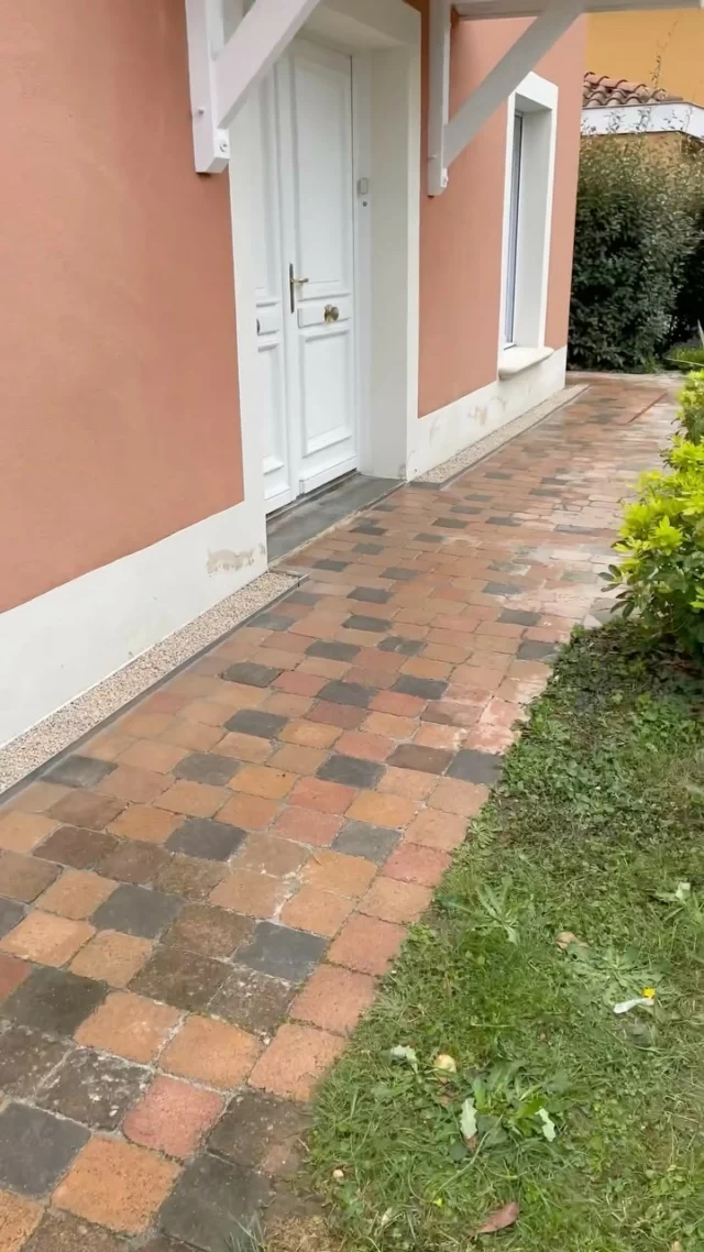 Création d’une bande de respiration 💨

Le but de cet aménagement est de créer une bande drainante autour de la façade pour éviter les remontées d’humidité en extérieur par capillarité 🏡

#franckplanetpaysage #paysagistelyon #paysagiste #landscapers_of_instagram #landscapersofinstagram #landscaperslife #amenagementexterieur #amenagementpaysager #jardinier #jardinierpaysagiste #hardscape #hardscaping #hardscapers